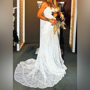Elegant White Lace Gown,lace up adjustable bodice.